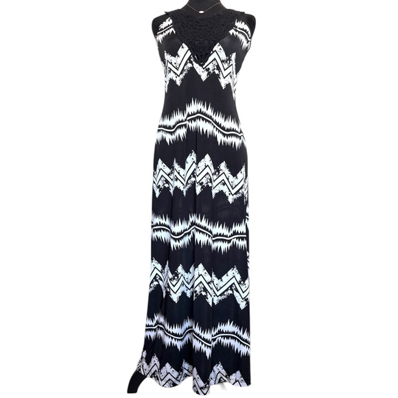 Catch My I Dresses & Skirts - Catch My I Woman’s Medium Crochet Neckline Black and White Chevron Maxi Dress